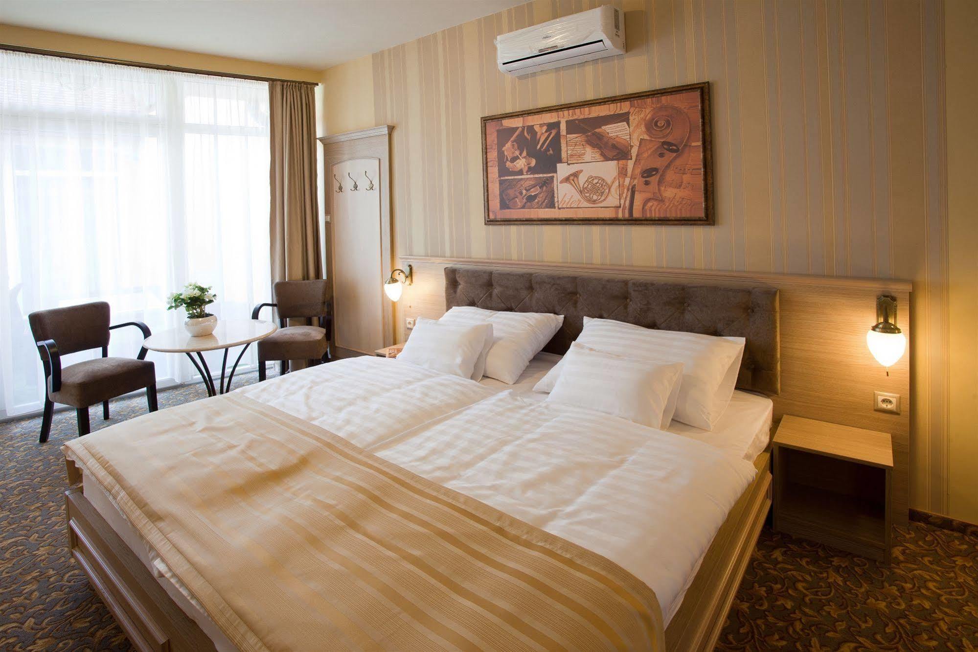 Barokk Hotel Promenad Győr Exterior foto